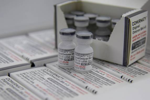 É necessário ter 4 meses de intervalo da última dose do imunizante monovalente contra a Covid-19.