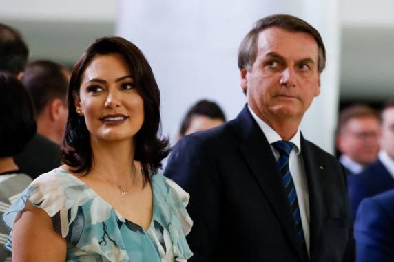 Conforme O Estado de S. Paulo, os itens feitos em diamante estariam na mochila de um ex-assessor do então presidente e foram apreendidas no aeroporto de Guarulhos, em São Paulo