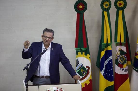 Ambos receberam penas de três anos de detenção e pagamento de multa, além de ter sido decretada a perda do cargo ou função pública; cabe recurso