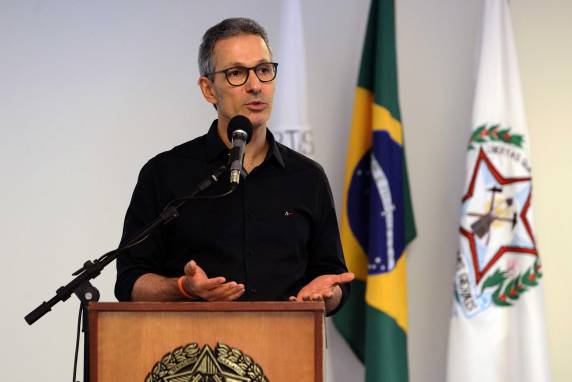Nas redes sociais, governador de Minas Gerais afirmou que a remuneração atual do primeiro escalão de seu governo é "incompatível com o cargo"
