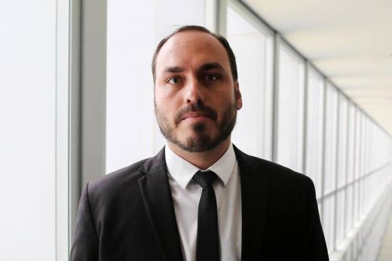 "Difícil ficar sozinho anos e ser tratado de modo que nem um rato mereceria", disse o vereador e filho do ex-presidente