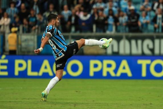 Uruguaio marcou no segundo tempo e garantiu 1 a 1 com mineiros no jogo de ida das oitavas