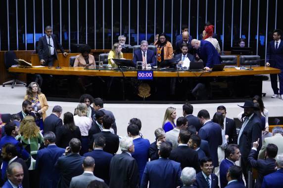 O presidente da Casa, Arthur Lira (PP-AL) encerrou os trabalhos às 23h40min desta terça-feira e convocou nova sessão ordinária para esta quarta-feira, 9h