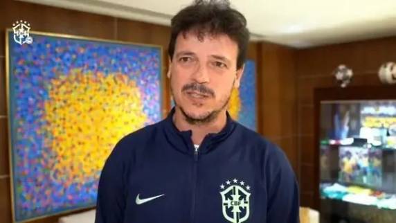 Treinador, que continuará no Fluminense, assinou contrato até junho de 2024