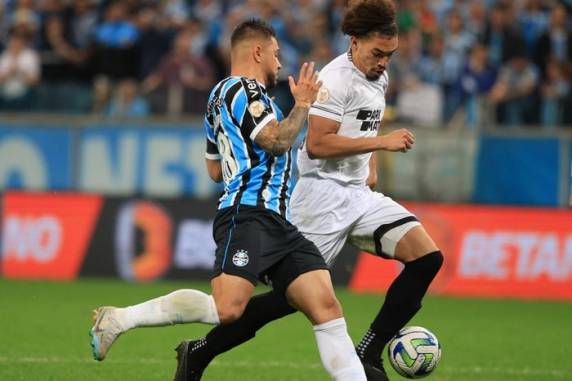 Tricolor pressionou, mas levou gols de Eduardo e Carlos Alberto e terminou rodada em terceiro