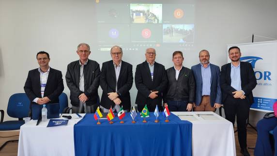 Colaboração oferece oportunidades de aprendizado a clientes 
e funcionários das concessionárias John Deere