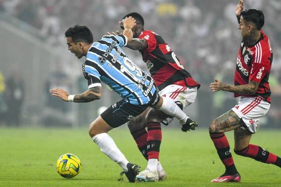 Tricolor levou 1 a 0, gol de Arrascaeta, e agora terá pela frente só a disputa do Brasileirão