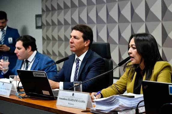 Senadora Eliziane Gama, que faz a leitura do relatório, também cita os ex-ministros general Augusto Heleno, general Walter Braga Netto e Anderson Torres
