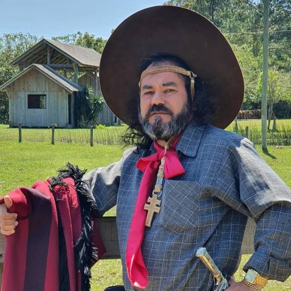 "Nunca fiz exercícios vocais, se tivesse feito quando mais jovem, não estaria com este calo agora", reconhece o cantor, em tratamento com fonoaudióloga.