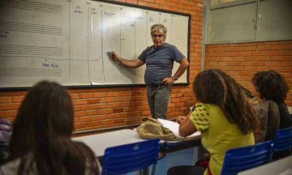 ''A redução da evasão escolar e o incentivo à conclusão do ensino médio são considerados fatores centrais para garantir o acesso dos jovens a melhores condições de formação profissional e emprego'', explicou a Presidência. Segundo o comunicado, a evasão no ensino médio chega a 16%. Os dados apontam que o primeiro ano é o que tem maior registro de evasão, abandono e reprovação de estudantes.