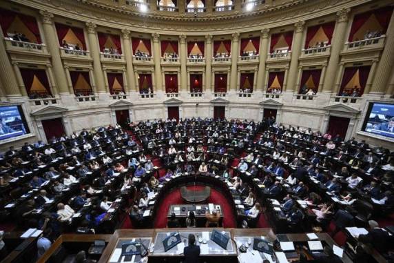 Conjunto de medidas proposto pelo presidente argentino concentra o poder no Executivo, modifica a distribuição de impostos e introduz alterações significativas em diversas áreas