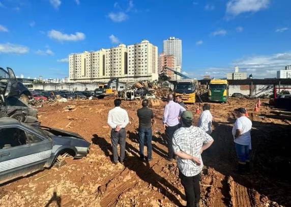 Estado decretou emergência epidemiológica pela dengue. Próxima etapa será em Joinville, que já registrou seis mortes pela doença. No local, devem ser amassados 1,5 mil veículos.