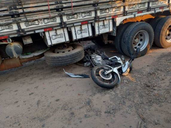 Jovens estavam em uma moto que colidiu contra um caminhão no fim da tarde desta quinta-feira