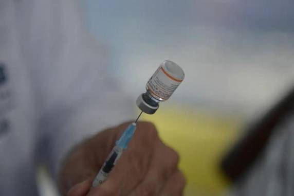 Imunizante da Moderna deve chegar à população em 15 dias