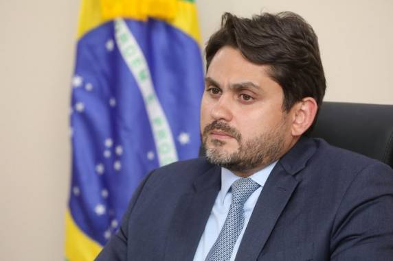 O ministro das Comunicações teria desviado emendas parlamentares para cidade maranhense onde irmã é prefeita. Ele disse que a investigação repete o "modus operandi" da Operação Lava-Jato