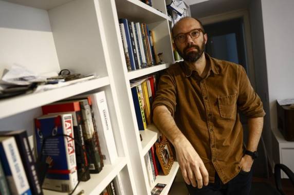 Comunicador, que enfrentou um raro tipo de câncer cerebral em adultos, autografa "Aluno da Tempestade ? As lições da Maior Batalha da Minha Vida e Como Elas Podem Ensinar Você" nesta terça-feira, no Foyer do Theatro São Pedro, em Porto Alegre