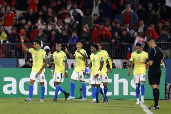 Atacantes do Botafogo Igor Jesus e Luiz Henrique fizeram os gols da Seleção, enquanto Vargas marcou para os donos da casa no início da partida