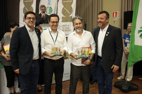 A noite de segunda-feira, 02 de dezembro, foi marcada pelo lançamento do livro "A história dos 100 anos da soja no Brasil".