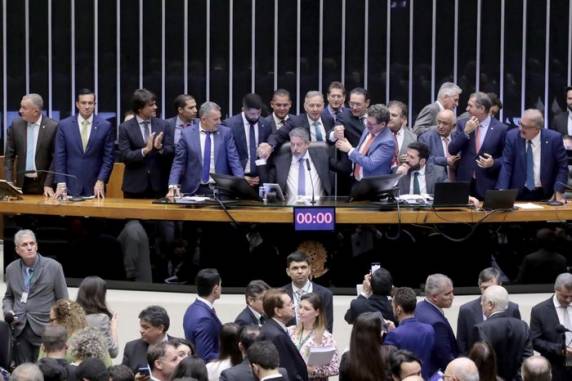 Deputados reincluíram refrigerantes no chamado "imposto do pecado", mas mantiveram erva-mate na cesta básica. Texto segue para sanção presidencial