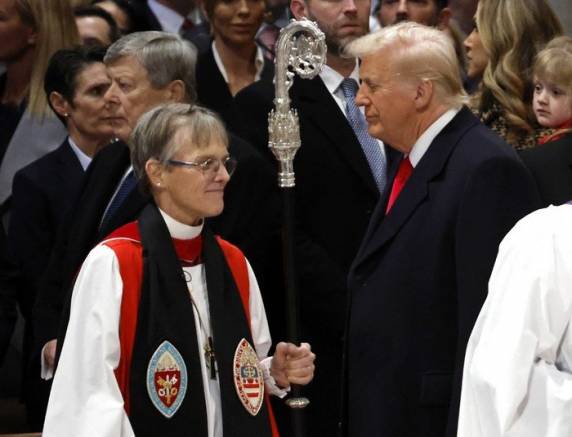 Durante cerimônia religiosa, Mariann Edgar Budde pediu piedade ao presidente norte-americano sobre os decretos assinados contra pessoas LGBT+ e imigrantes