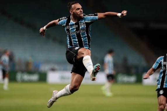 Com gols de Braithwaite, Pavon, Monsalve e Edenilson no segundo tempo, Tricolor derrota time da Serra por 4 a 0 e assume a liderança do Grupo A