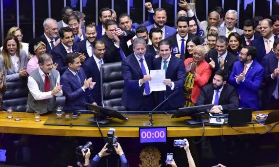 Apoiado por ampla bancada partidária, deputado teve 444 votos