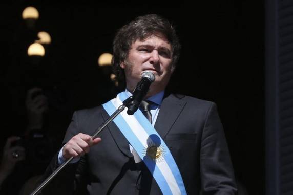 Parlamentares da oposição denunciaram o líder ultraliberal por associação criminosa e pedem seu impeachment após polêmicas relacionadas à nova moeda por ele divulgada