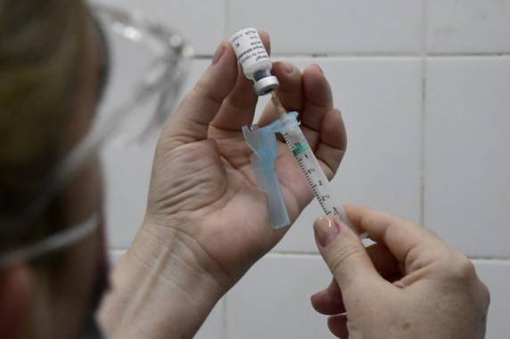 Na última sexta-feira (14), o Ministério da Saúde autorizou os Estados que tivessem doses com prazo de validade nos próximos 30 ou 60 dias a ampliar a imunização