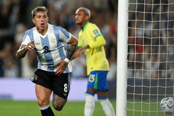 Seleção leva dois gols nos primeiros 12 minutos, perde por 4 a 1 e amarga a pior derrota para o rival nos últimos 61 anos