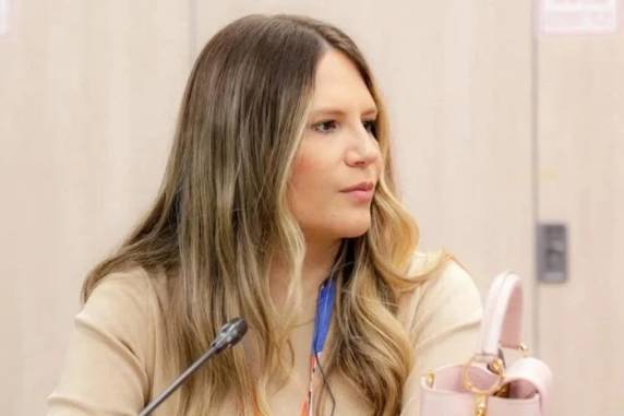 Carina Magnabosco, apelidada como "Barbie do futebol", tem currículo questionado pela imprensa do país; também se envolveu em atrito com o técnico Eduardo Domínguez