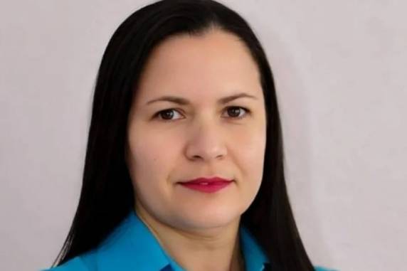 Corpo de Elisane Rodrigues dos Santos, de 49 anos, estava ao lado do carro dela com golpes de faca. Polícia investiga o crime, que ocorreu em Formigueiro