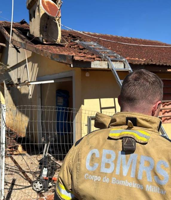 O Corpo de Bombeiros de Três de Maio recebeu o chamado logo após o meio dia desta quinta-feira