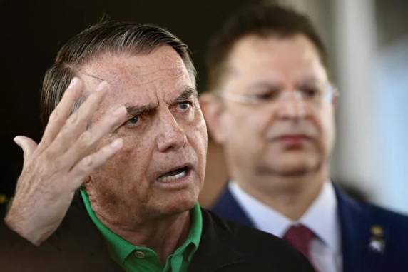 Ministro do Supremo Tribunal Federal tinha dado 48 horas para que advogados do ex-presidente se manifestassem sobre relatório da Polícia Federal que indiciou Jair e o filho Eduardo