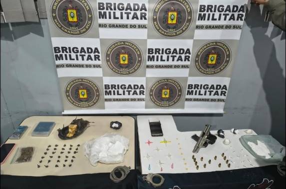Ação resultou na apreensão de entorpecentes, arma de fogo, munições e materiais usados no crime