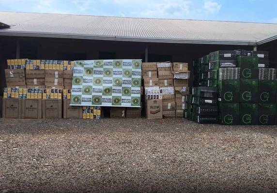Veículo argentino estava capotado no interior do município e contrabandista foi detido