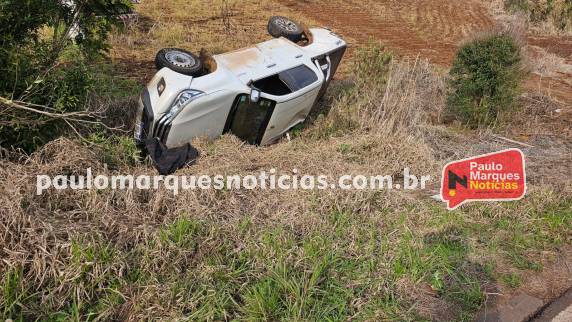 Veículo argentino estava capotado no interior do município e contrabandista foi detido