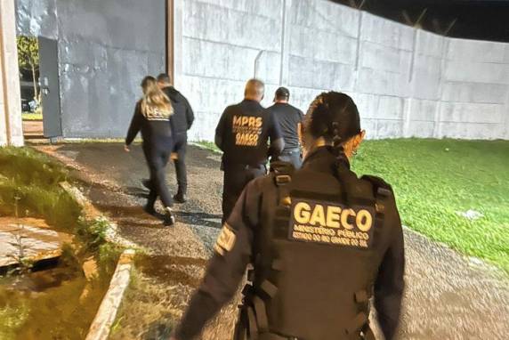 Ação conjunta do MPRS, GAECO e Polícia Penal apura ameaças contra vítima de tentativa de homicídio, com apreensão de celulares e documentos em penitenciárias de Charqueadas.