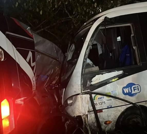 Colisão frontal ocorreu na noite desta segunda-feira (15) próximo ao Caixeiral Campestre; duas vítimas estão em estado grave e receberam atendimento hospitalar