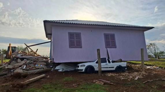 Ventos fortes e queda de granizo causaram destelhamentos, quedas de árvores e deixaram ruas interditadas; prefeitura avalia decretar emergência