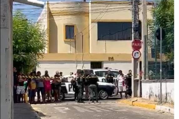 De acordo com relatos, disparos foram feitos de fora da escola, durante o horário do intervalo. As vítimas estavam no estacionamento da instituição