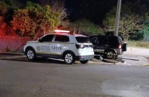 Confronto ocorreu na noite de quinta-feira na Avenida Stara; vítimas estavam em veículo alvejado