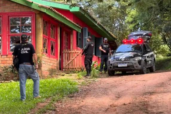 Adir Aliatti, rebatizado Prem Milan, é suspeito de coagir seguidores a praticar sexo livre como forma de terapia e pregar cura gay, entre outros delitos. Polícia fala em 40 vítimas e desvio de pelo menos R$ 20 milhões