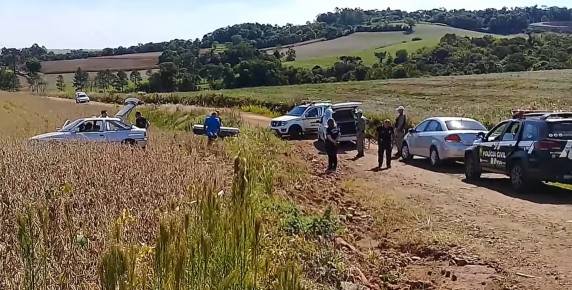 O réu Jancler Froner será julgado pelo Tribunal do Júri na Câmara de Vereadores de Horizontina, a partir das 9h, acusado pelas mortes de Elias Almeida Antunes e Rodrigo dos Santos Corrêa, ocorridas em abril de 2019. Ele responde por homicídio qualificado e está preso preventivamente desde 24 de abril de 2019.