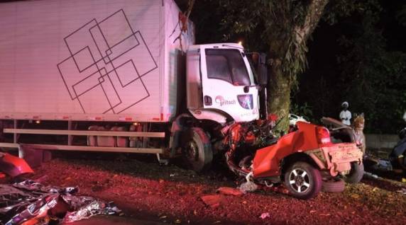 Veículo de passeio ficou completamente destruído com o impacto da batida.