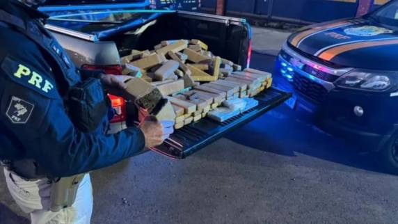Motorista de 31 anos, natural de Passo Fundo e com antecedentes por tentativa de homicídio, foi preso em flagrante transportando drogas em uma caminhonete Amarok.