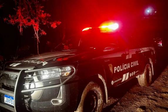 Vítimas foram alvejadas quando chegavam em casa em um VW Fox. Duas crianças, filhas de Tayla dos Santos Pereira, 30 anos, também estavam no carro, mas não se feriram. Polícia investiga caso como feminicídio e homicídio qualificado