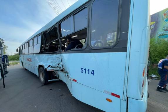 Colisão aconteceu no acesso à rodovia. Passageiros foram encaminhados para atendimento médico