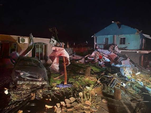 Evento climático que se formou na tarde de sexta-feira devastou a cidade de 14 mil habitantes