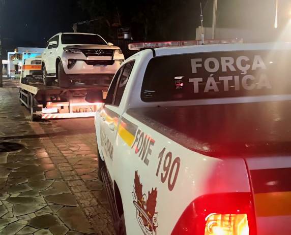 Ação rápida da Força Tática resulta na recuperação de uma Hilux SW4 furtada em Lagoa Vermelha e na prisão de uma mulher por receptação em Passo Fundo.
