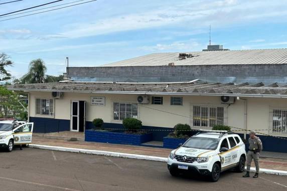 Prefeitura foi autuada por falta de licença para o espetáculo pirotécnico, que ocorreu no domingo (30). Polícia Civil investiga o caso